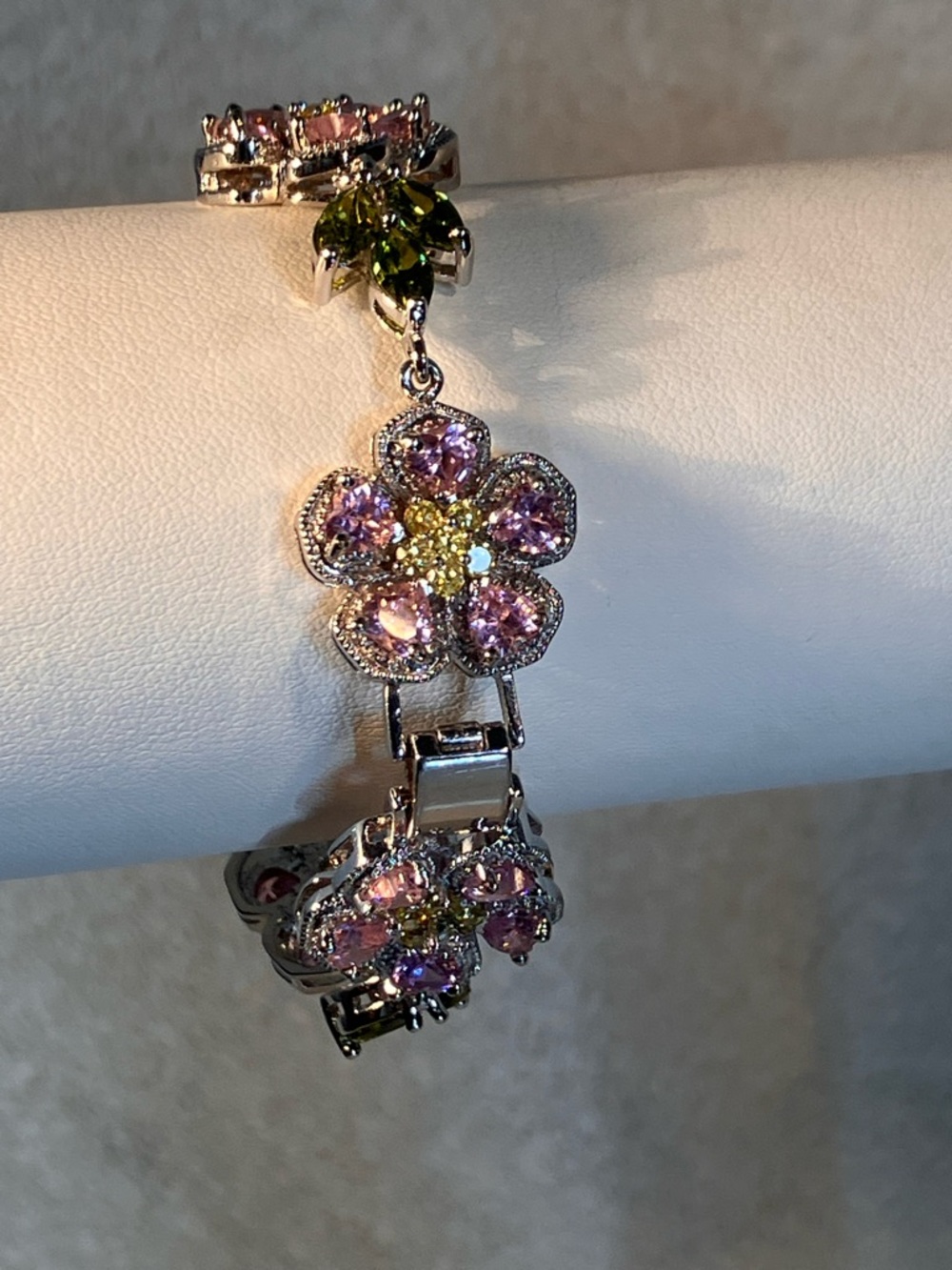 Stunning Hostess only ‘Floral Fantasy’ bracelet truly special. 8 inch silvertone